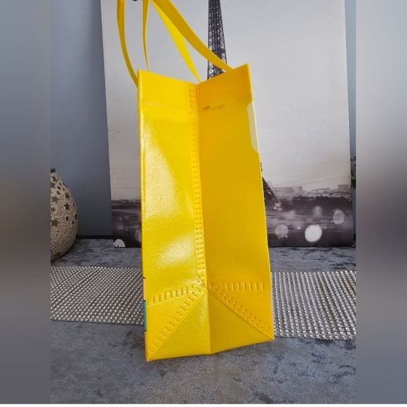 Labubu Yellow Graphic Tote Bag - Picture 4 of 7